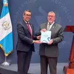 El ministro de Finanzas, Jonathan Menkos; y el presidente Bernardo Arévalo presentan el proyecto de Presupuesto 2027 durante la conferencia La Ronda, en el Palacio Nacional, el miércoles 2 de septiembre de 2026. ,Omar Solís/Emisoras Unidas