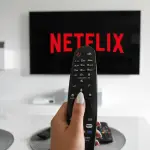 Imagen ilustrativa de una persona viendo la plataforma de streaming Netflix - Pixabay