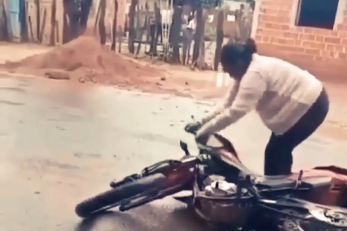 Mujer destroza motocicleta de su pareja tras descubrir una infidelidad y el video se vuelve viral., Captura de pantalla video de X.